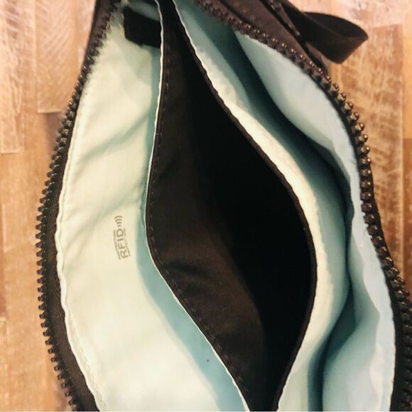 Tracker travel safe Crossbody purse with RFID protected pocket - Picture 6 of 7